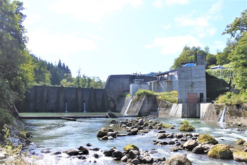 山形県大蔵村にある「おおくら升玉水力発電所」。土砂災害から集落を守る砂防ダムを活用した