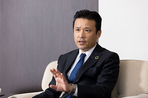 <span class="fontBold">南昌宏(みなみ・まさひろ)氏</span><br />りそなホールディングス 社長<br />1989年関西学院大学卒業後、埼玉銀行(現りそなホールディングス)入行。グループ戦略部長、取締役兼執行役(オムニチャネル戦略部など担当)などを経て2020年4月から現職。56歳。和歌山県出身。(写真:的野 弘路)
