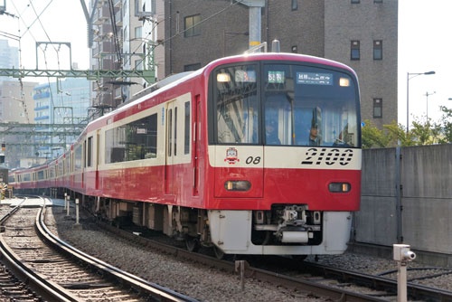 「赤い電車」がトレードマークの京浜急行電鉄。品川、川崎、横浜、横須賀とJRと並行する区間が多い