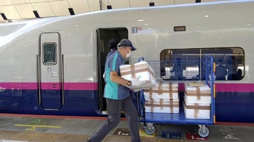 JR東日本は駅ナカで販売する特産品の輸送に、新幹線の活用を本格化している