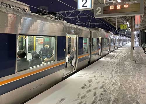 近畿地方を襲った大雪で、JR京都線・琵琶湖線（東海道本線）では複数の列車が立ち往生した。写真はJR西大路駅で停車中の電車（写真：共同通信）