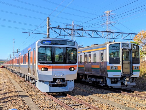 JR東海は中央本線に8両編成の新型車両「315系」（左）を導入。旧国鉄から引き継いだ「211系」（右）などを置き換える