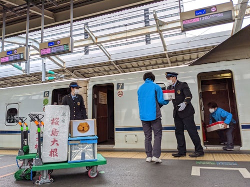 山陽新幹線や北陸新幹線を使った地方産品の輸送に乗り出している