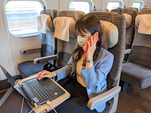 新幹線をオフィスのように使う実験車両では座席で自由に通話できる
