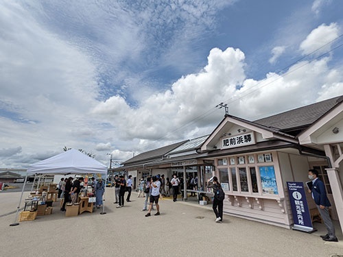 肥前浜駅では観光列車「36ぷらす3」の停車時間に地元住民によるおもてなしが行われる