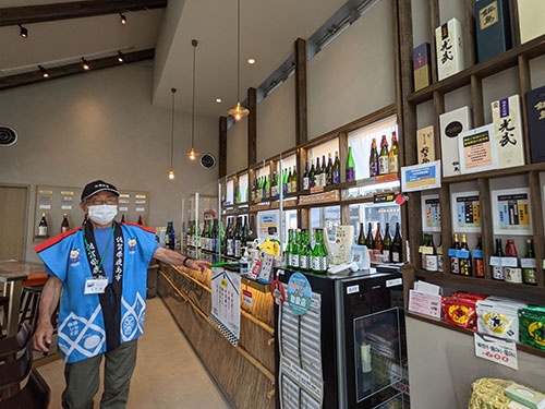 肥前浜駅には今年1月、地元の酒が楽しめる「HAMA BAR」もオープン。改装費は佐賀県が負担した