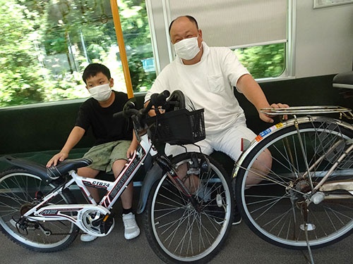 サイクルトレインに乗って小旅行を楽しむ熊野さん親子