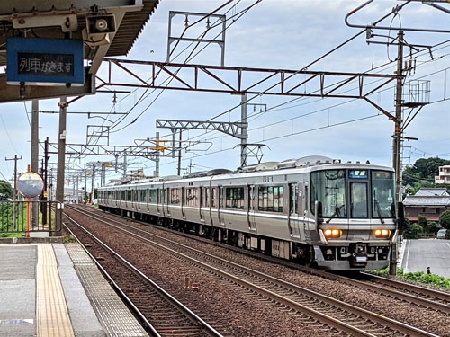 JR琵琶湖線（東海道線の京都駅から北陸線の長浜駅までの愛称）では、新快速電車や普通電車の減便が相次いだ