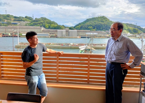 アドレスの高本昌宏事業部長（左）と、JR西日本イノベーションズの奥野誠シニアディレクター（右）がタッグを組んで、広島県尾道市にコワーキングスペース付き宿泊施設を開いた