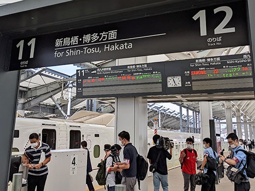 長崎駅の新幹線ホームの案内は「新鳥栖・博多方面」となっているが……