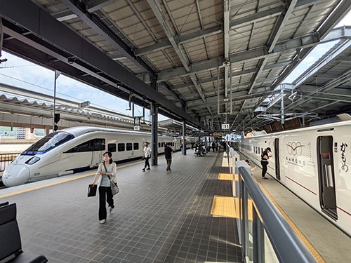 武雄温泉駅では同一ホーム上とはいえ在来線特急に乗り換える必要がある