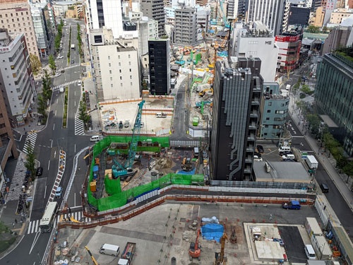 リニアの名古屋駅建設現場。手前から奥へと細長く用地が延びていることが分かる
