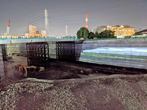 イベントでは工事現場でプロジェクションマッピングが投映された