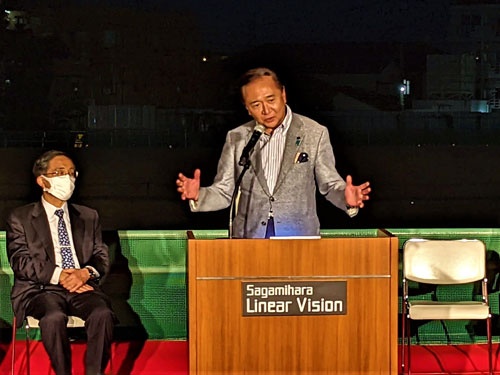 「リニアは国家プロジェクト」と強調した神奈川県の黒岩祐治知事。左はJR東海の金子慎社長