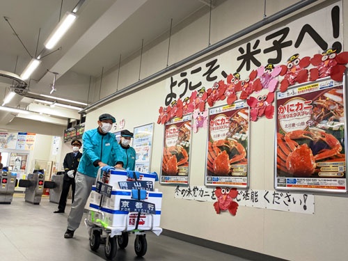 日本海側の米子駅から京都駅まで、3本の列車を乗り継ぐカニの輸送が始まった