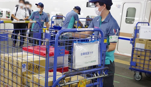 大宮駅のホーム上には荷物を載せた台車が並び、さながら物流倉庫のような光景だった