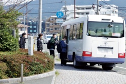 生産調整を余儀なくされた高級車「レクサス」を生産するトヨタ自動車九州の宮田工場に向かう従業員
