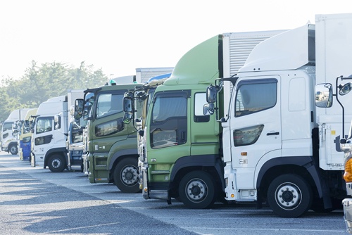 輸送用トラックの8割を占める「白ナンバー」の飲酒運転防止策が焦点になっている(写真:PIXTA)
