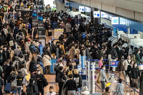 22年12月29日の羽田空港第2ターミナル。同ターミナルを使うANAの国内線下り便の利用はこの日ピークとなり、旅客数は14.5万人に達したという。一方で国際線の需要回復は限定的だ（写真：AFP/アフロ）