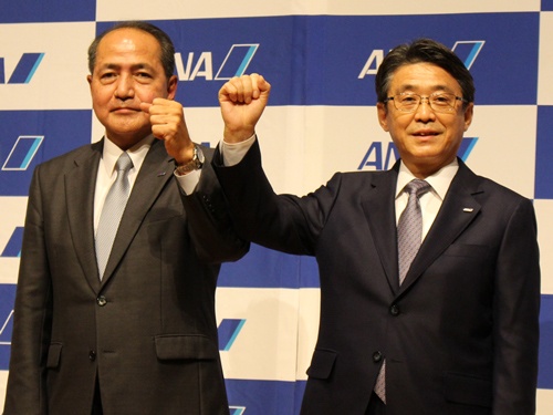 ANAHD社長に4月1日付で就任する芝田浩二氏(左)