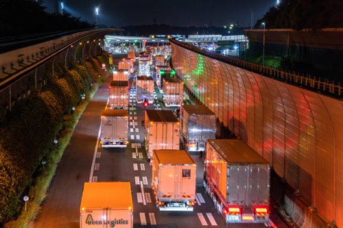 値上げか、配送終了か」 立ち上がったトラック経営者と首相の覚悟