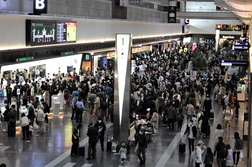 GW初日の羽田空港は大混雑。満席の便が続出した（4月29日、羽田空港第1ターミナル）