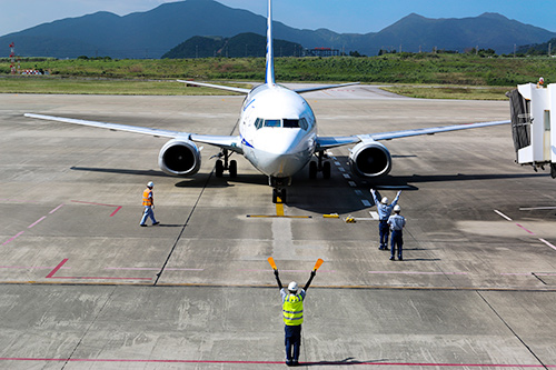 空港での地上業務を担う「グランドハンドリング」や保安検査の人員不足が問題になっている（写真＝PIXTA）