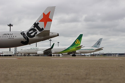JALは完全子会社のジップエア・トーキョー、連結子会社化した春秋航空日本、50%を出資するジェットスター・ジャパンの3社で、成田空港を拠点としたLCC路線網を構築する方針だ