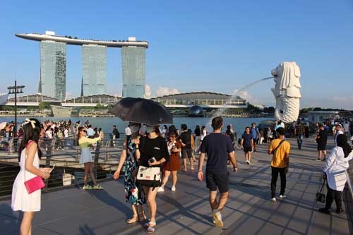 シンガポールは多くの外国人観光客でにぎわっていた。同国では屋内でのみマスクの着用が求められているが、屋外でもマスクを着けている人は少なくなかった（8月14日）