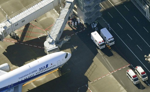 中国・武漢から邦人を乗せて羽田空港に到着したANAチャーター機（写真：共同通信、2020年1月29日）