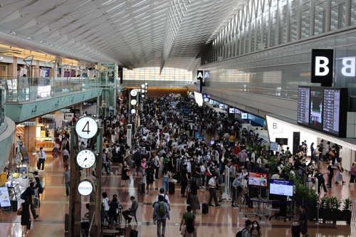 連休初日となった9月19日朝の羽田空港第2ターミナル。当日のANA運航の下り便はほぼ満席となった