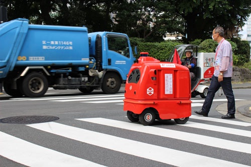 日本郵便は都内でZMPのロボットを使った公道での走行実験を進めている(10月7日、東京・千代田)