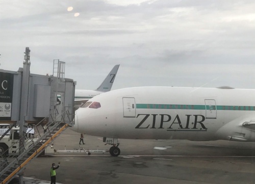 貨物専用便として運航を続けてきたジップエア・トーキョーの機体が初めて旅客を乗せて飛び立った（10月16日、成田国際空港）