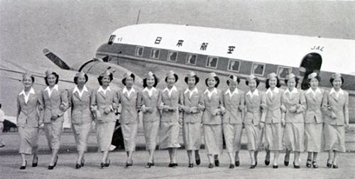 日本航空(JAL)設立直後に入社した15人の客室乗務員。1300人超の応募者がいたという(写真:近現代PL/アフロ)