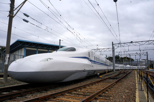 鉄道18社の営業利益2000億円上振れへ 増える人流、細る物流：日経