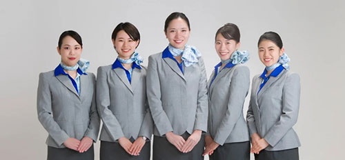 山形県酒田市に移住した坂本さん（中央）などANAの客室乗務員たち