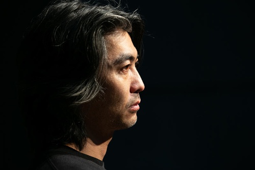 本多愼一郎(ほんだ・しんいちろう) 本多劇場グループ総支配人、本多企画代表取締役。1975年、東京都世田谷区生まれ。本多劇場創業者・本多一夫氏の長男。玉川学園高等部卒業後、劇団青年座研究所にて演技を学び、桐朋学園大学短期大学部(現・桐朋学園芸術短期大学)を経て、99年、本多劇場グループ「劇」小劇場に入社、「劇」小劇場、小劇場楽園の主任を務める。小劇場の設立管理に尽力し、現在では劇場設備や劇場運営管理に関するアドバイザーの一面も持つ。2013年より本多劇場グループ総支配人。(写真:的野弘路)