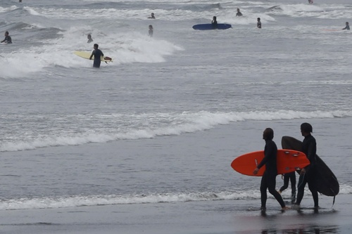 サーフィンのため県外から訪れる人に自粛を呼びかける県もある（写真：AP/アフロ）