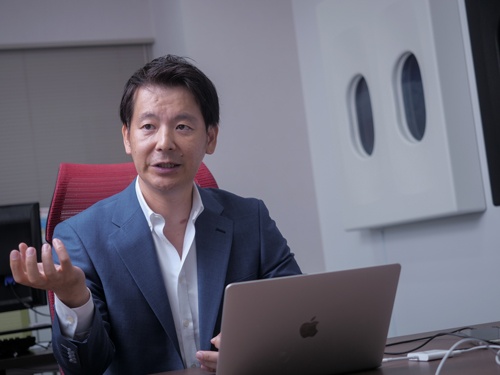 <span class="fontBold">吉田浩一郎(よしだ・こういちろう)氏</span><br> クラウドワークス社長兼CEO(最高経営責任者)。1974年兵庫県生まれ。東京学芸大学卒業後、パイオニア、リード エグジビション ジャパンなどを経て、ドリコム執行役員として東証マザーズ上場を経験。2011年にクラウドワークス設立。(写真:加藤康)