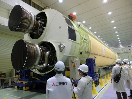 報道陣に公開されたH3ロケット初号機の機体。2021年度に打ち上げを目指す