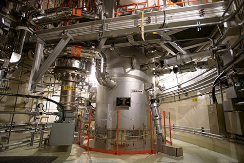 JAEAの大洗研究所にある高温ガス炉の試験研究炉。熱交換器（中央）の中をヘリウムガスが出入りする（写真：築島斉）