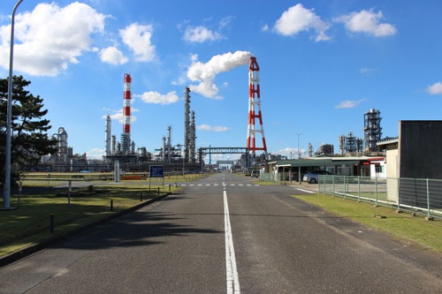 財閥系化学大手3社は今期そろって最終減益を見込む(写真は三菱ケミカルホールディングスが茨城県に構えるコンビナート)