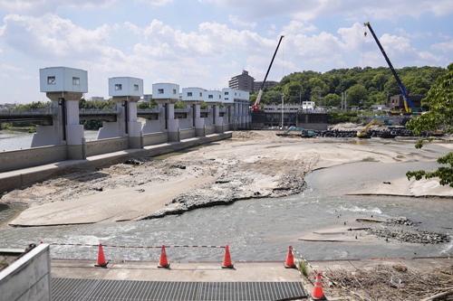 大規模な漏水が発生した愛知県豊田市の水門「明治用水頭首工」。その影響で周辺工場への給水が大きく減少している（5月24日、写真：共同通信）
