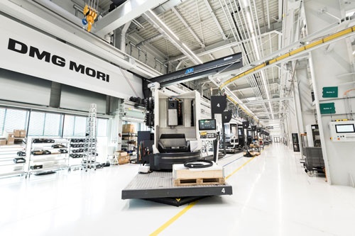 DMG森精機の欧州最大の拠点、ドイツ南部のフロンテン工場では、無人搬送車を使った工作機械のライン生産が始まっている（写真：Mari Kusakari、以下同じ）
