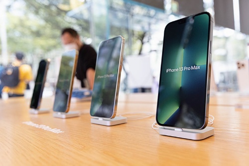 米アップルは日本のスマートフォン市場で圧倒的なシェアを持つ(最上位機種の「iPhone 13 Pro Max」)(写真:Stanislav Kogiku/アフロ)