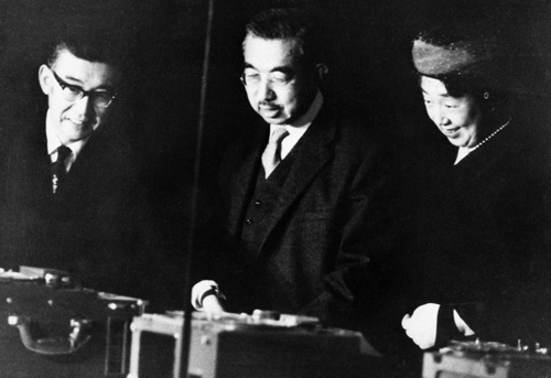 昭和天皇(中央)は、円高を「国力回復の兆候」と肯定的に受け止めていたとされる(写真:共同通信)