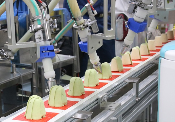 協働ロボットによって塗り上げられる季節限定メニューのモンブラン