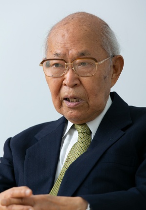 有馬朗人(ありま・あきと)氏 物理学者。1953年東京大学理学部物理学科卒、56年東大原子核研究所助手。71年米ニューヨーク州立大学ストニーブルク校教授を経て75年に東大理学部教授。89年から93年まで東大総長。93年から98年まで理化学研究所理事長。98年7月の参院議員選挙で、自民党が比例代表制候補者として擁立、当選。小渕恵三内閣発足とともに文部相。99年1月から科学技術庁長官兼務。同10月の内閣改造で退任。その後、日本科学技術振興財団会長、科学技術館館長を歴任。沖縄科学技術大学院大学の創設に関わり、現在も同大学の理事を務める。1930年生まれ、89歳(写真:的野弘路)