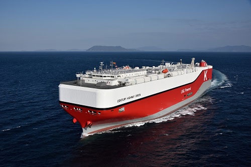 トランジションローンを活用したLNGを燃料とする自動車専用の運搬船（写真：川崎汽船）