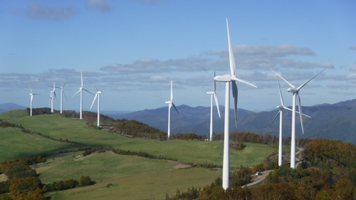 昨年12月に岩手県で運転を開始したJパワー（電源開発）のくずまき第二風力発電所。グリーンボンドで調達した資金を設備投資に充てる（写真：Jパワー）